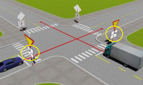 Lái xe qua ngã tư thế nào cho an toàn