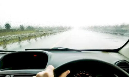 Nguyên tắc giúp bạn an toàn khi lái xe dưới trời mưa to sấm sét
