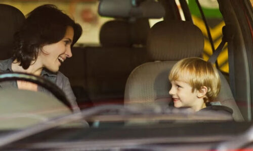 Lý do trẻ em không nên ngồi ghế trước xe ô tô
