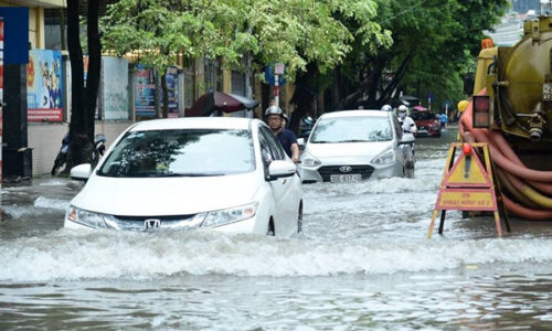 Sai lầm cần tránh khi lái xe qua đường ngập nước