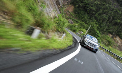 Cách phanh an toàn khi lái xe xuống dốc trên đường đèo núi