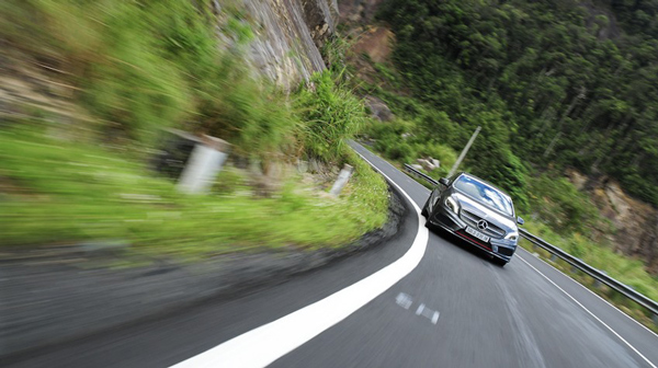 Mẹo phanh an toàn khi lái xe xuống dốc đường đèo núi